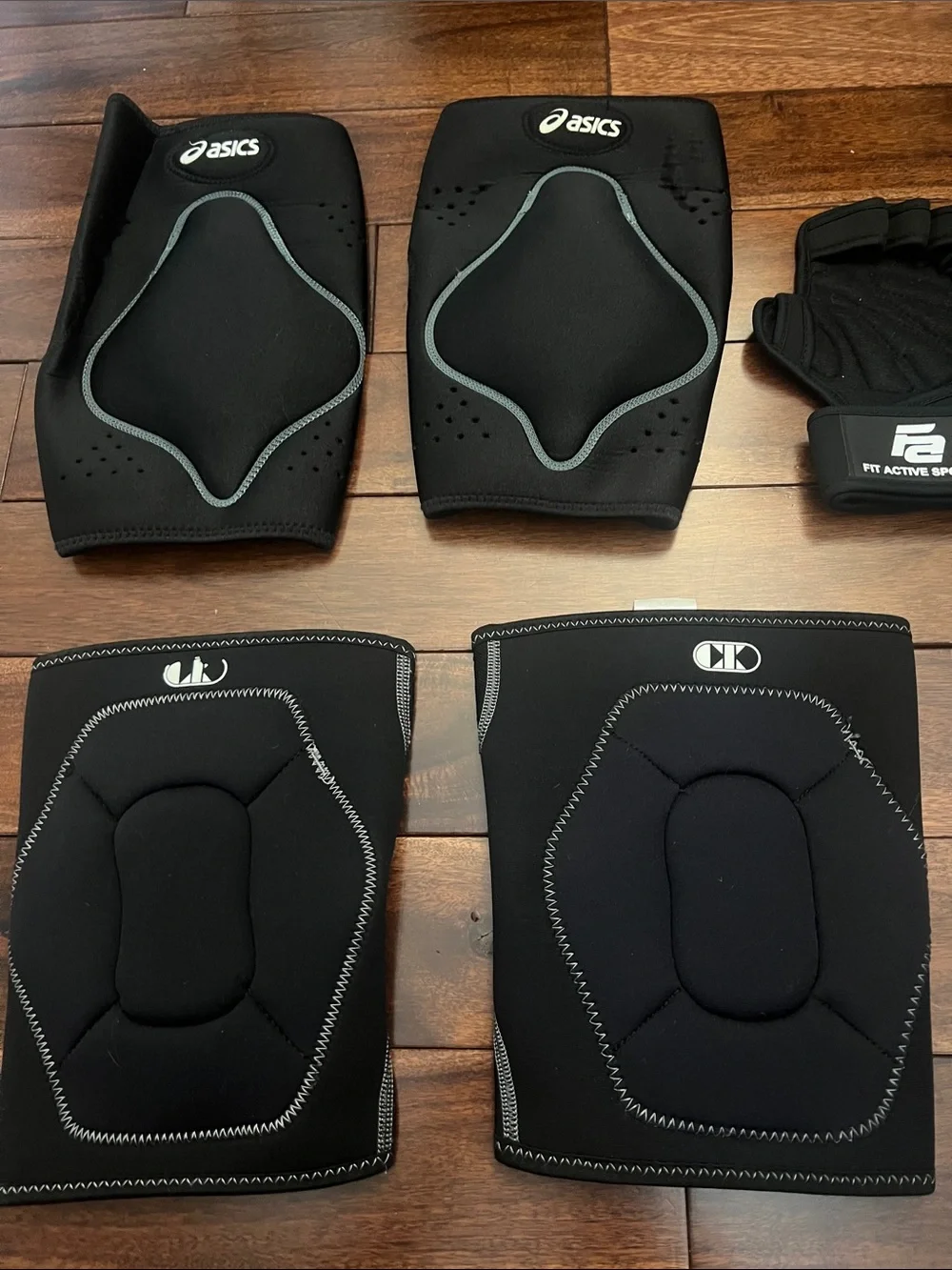 Asics Black Padded Support Sleeves with Fingerless Workout Gloves